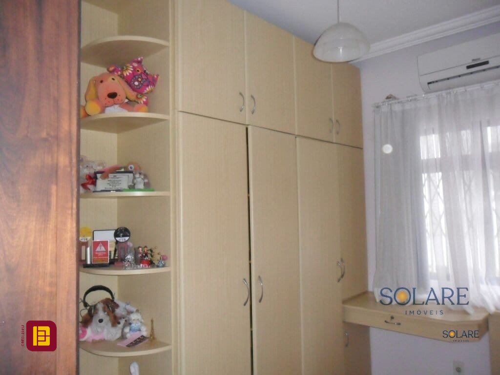 Casa com 356m², 7 quartos (sendo 1 suíte), 3 garagens, no bairro Trindade em Florianópolis