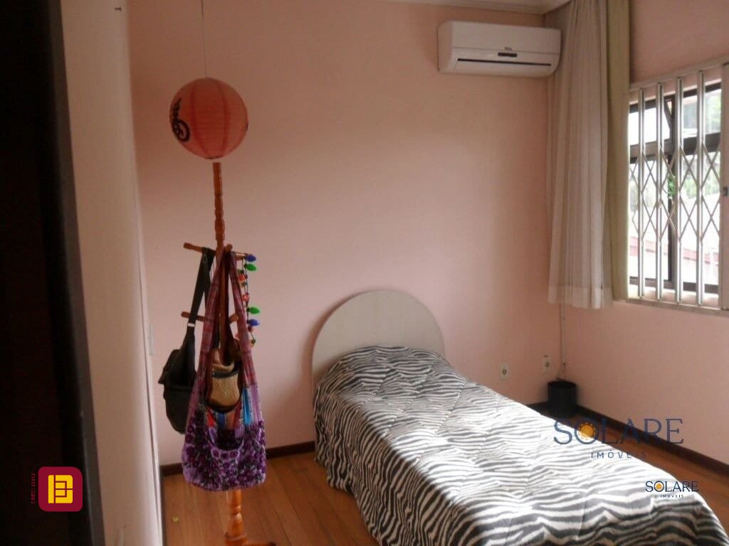 Casa com 356m², 7 quartos (sendo 1 suíte), 3 garagens, no bairro Trindade em Florianópolis