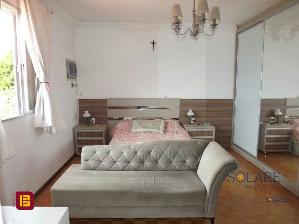 Casa com 356m², 7 quartos (sendo 1 suíte), 3 garagens, no bairro Trindade em Florianópolis