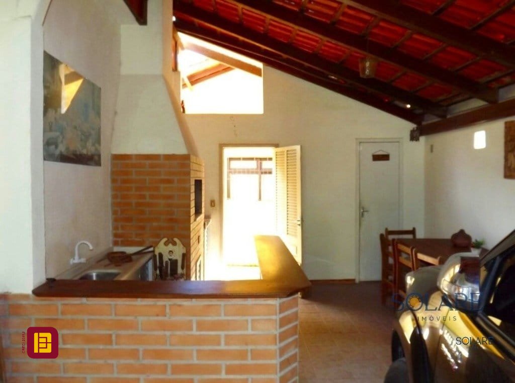Casa com 356m², 7 quartos (sendo 1 suíte), 3 garagens, no bairro Trindade em Florianópolis