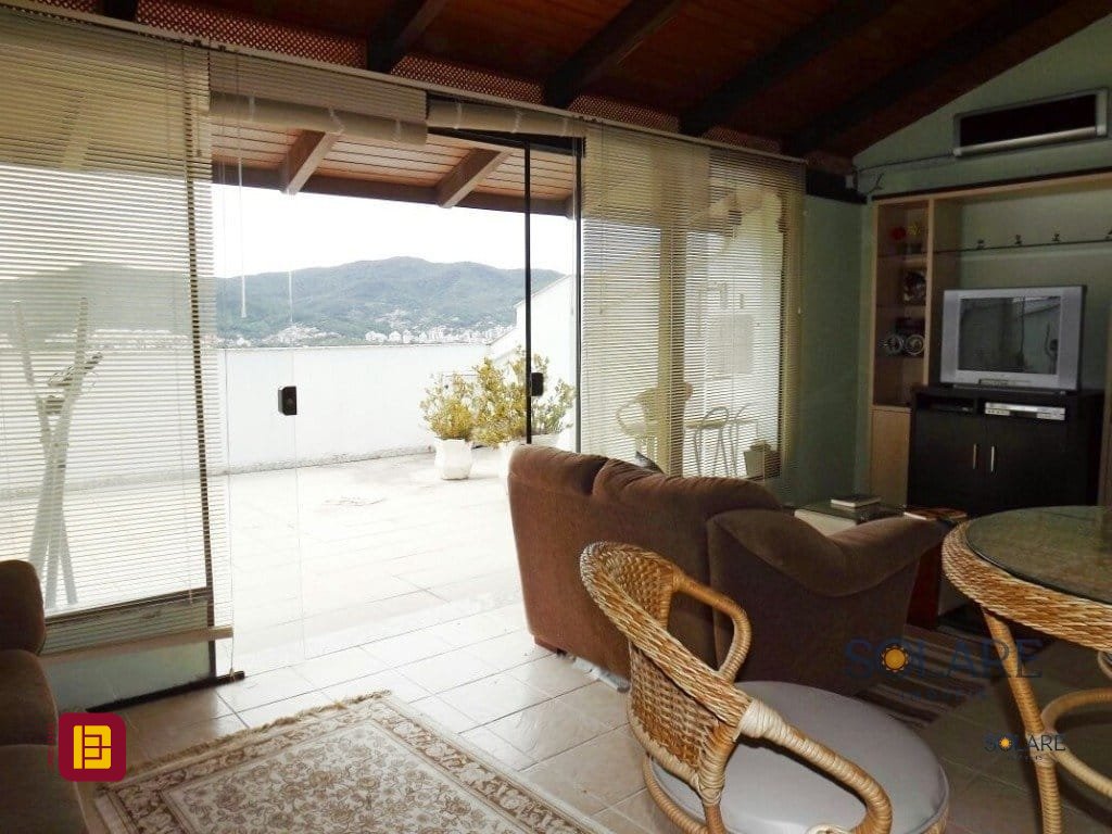 Casa com 356m², 7 quartos (sendo 1 suíte), 3 garagens, no bairro Trindade em Florianópolis