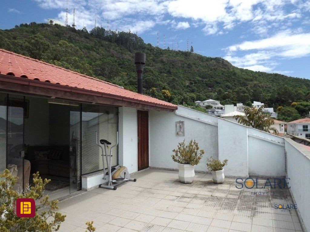 Casa com 356m², 7 quartos (sendo 1 suíte), 3 garagens, no bairro Trindade em Florianópolis
