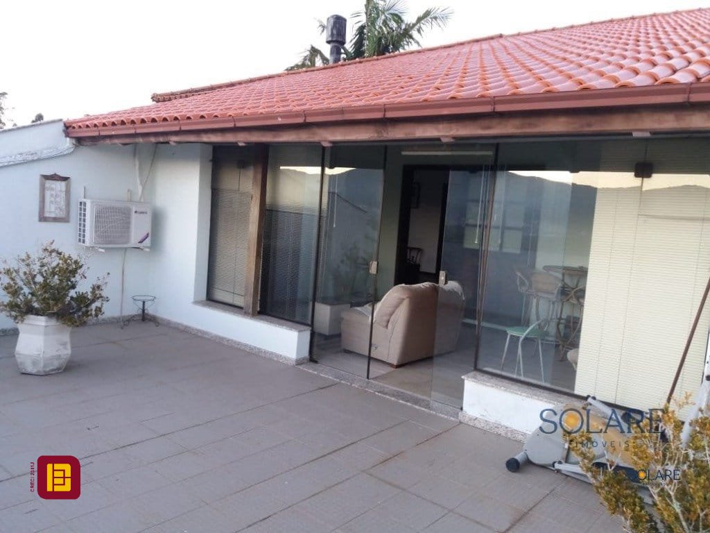 Casa com 356m², 7 quartos (sendo 1 suíte), 3 garagens, no bairro Trindade em Florianópolis