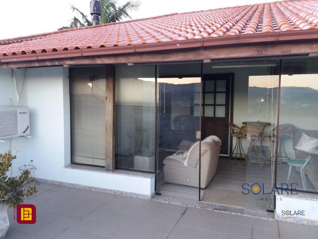 Casa com 356m², 7 quartos (sendo 1 suíte), 3 garagens, no bairro Trindade em Florianópolis