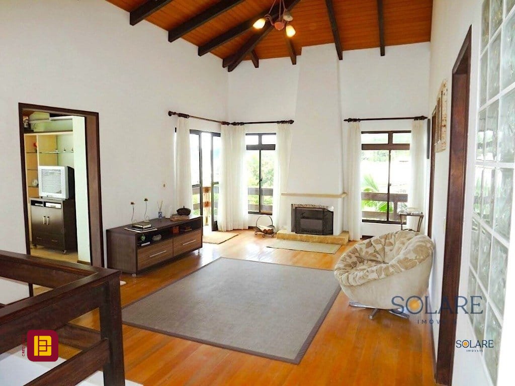 Casa com 356m², 7 quartos (sendo 1 suíte), 3 garagens, no bairro Trindade em Florianópolis