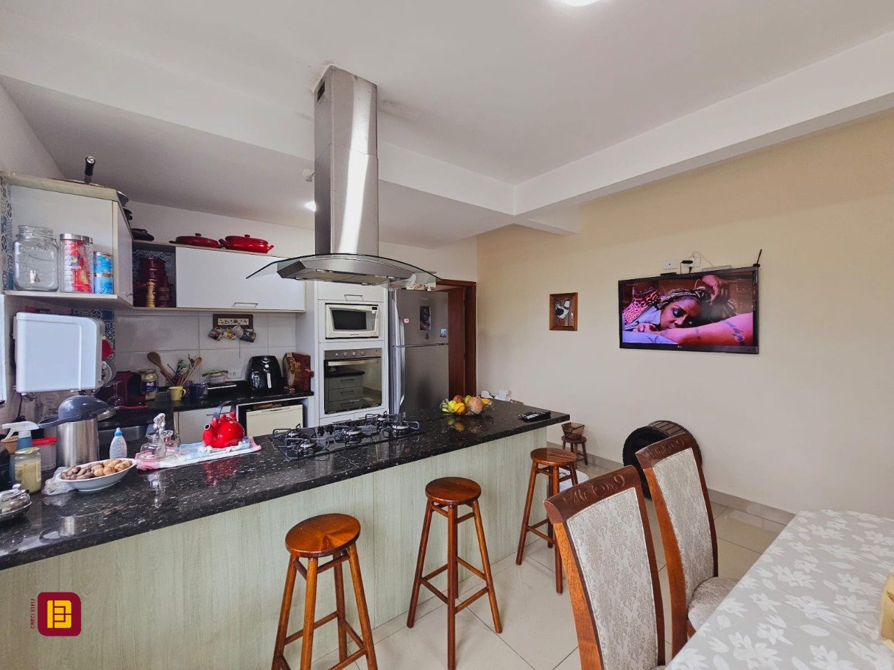 Casa com 291m², 8 quartos (sendo 4 suítes), 3 garagens, no bairro Trindade em Florianópolis