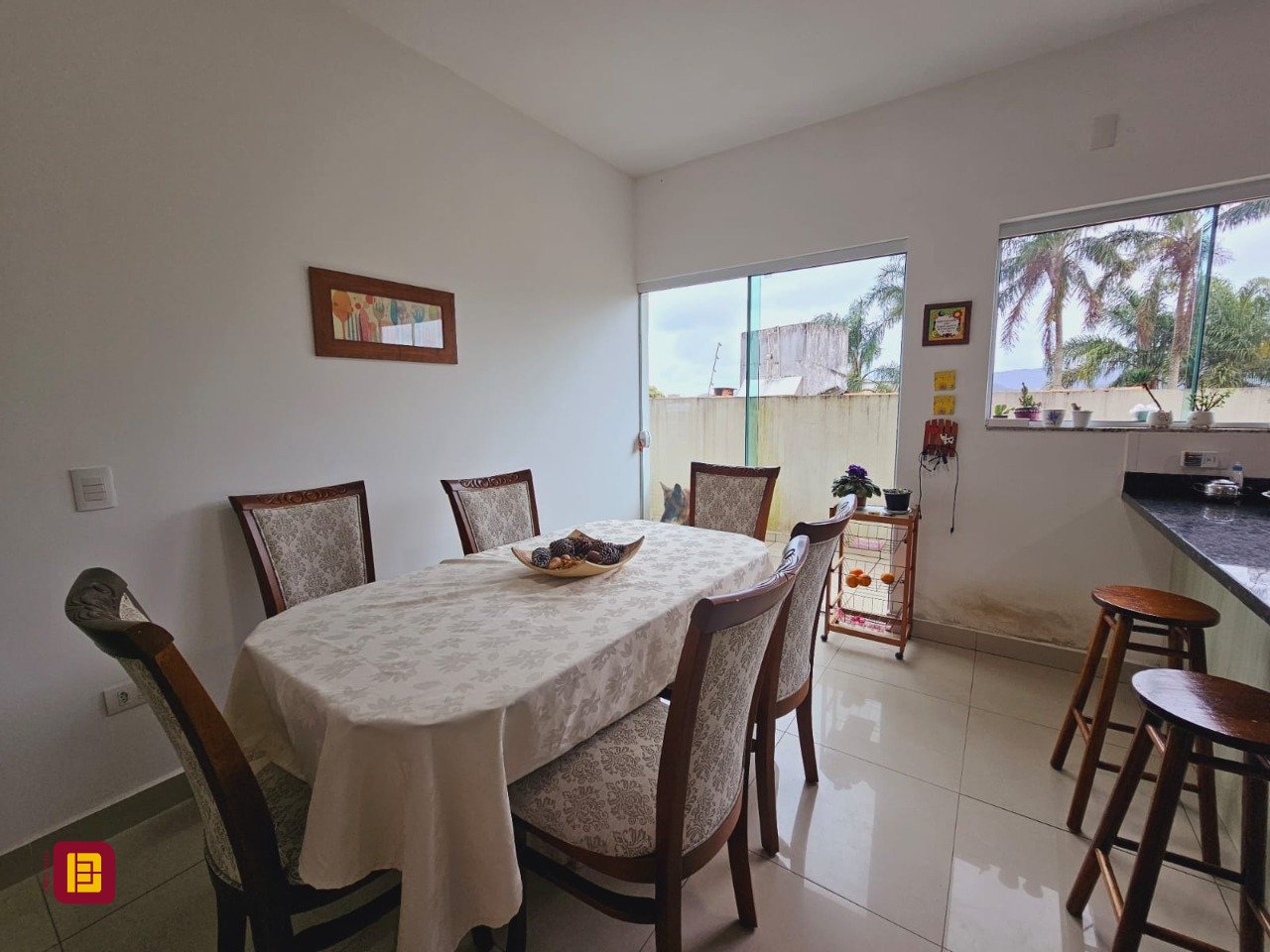 Casa com 291m², 8 quartos (sendo 4 suítes), 3 garagens, no bairro Trindade em Florianópolis