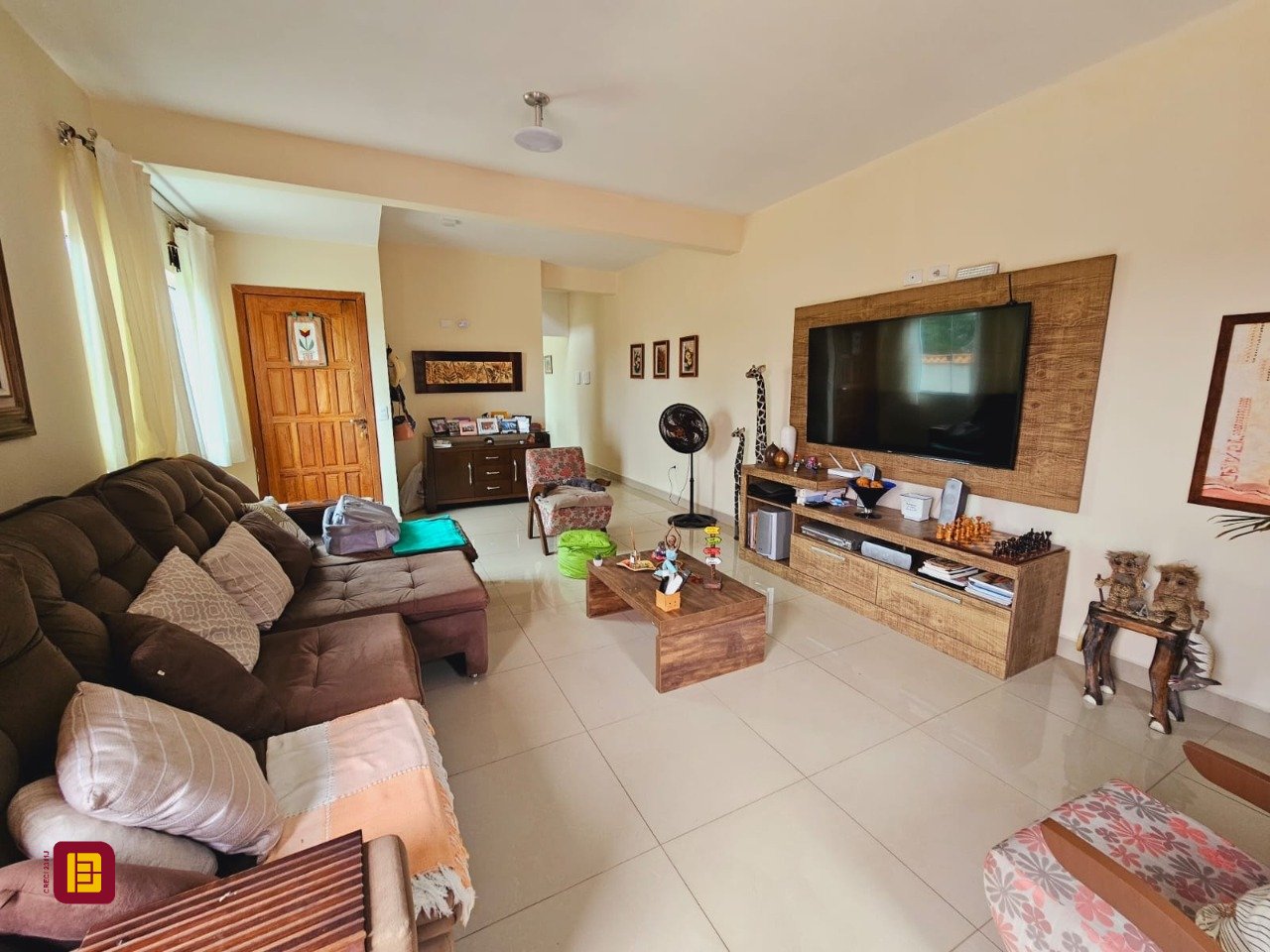 Casa com 291m², 8 quartos (sendo 4 suítes), 3 garagens, no bairro Trindade em Florianópolis