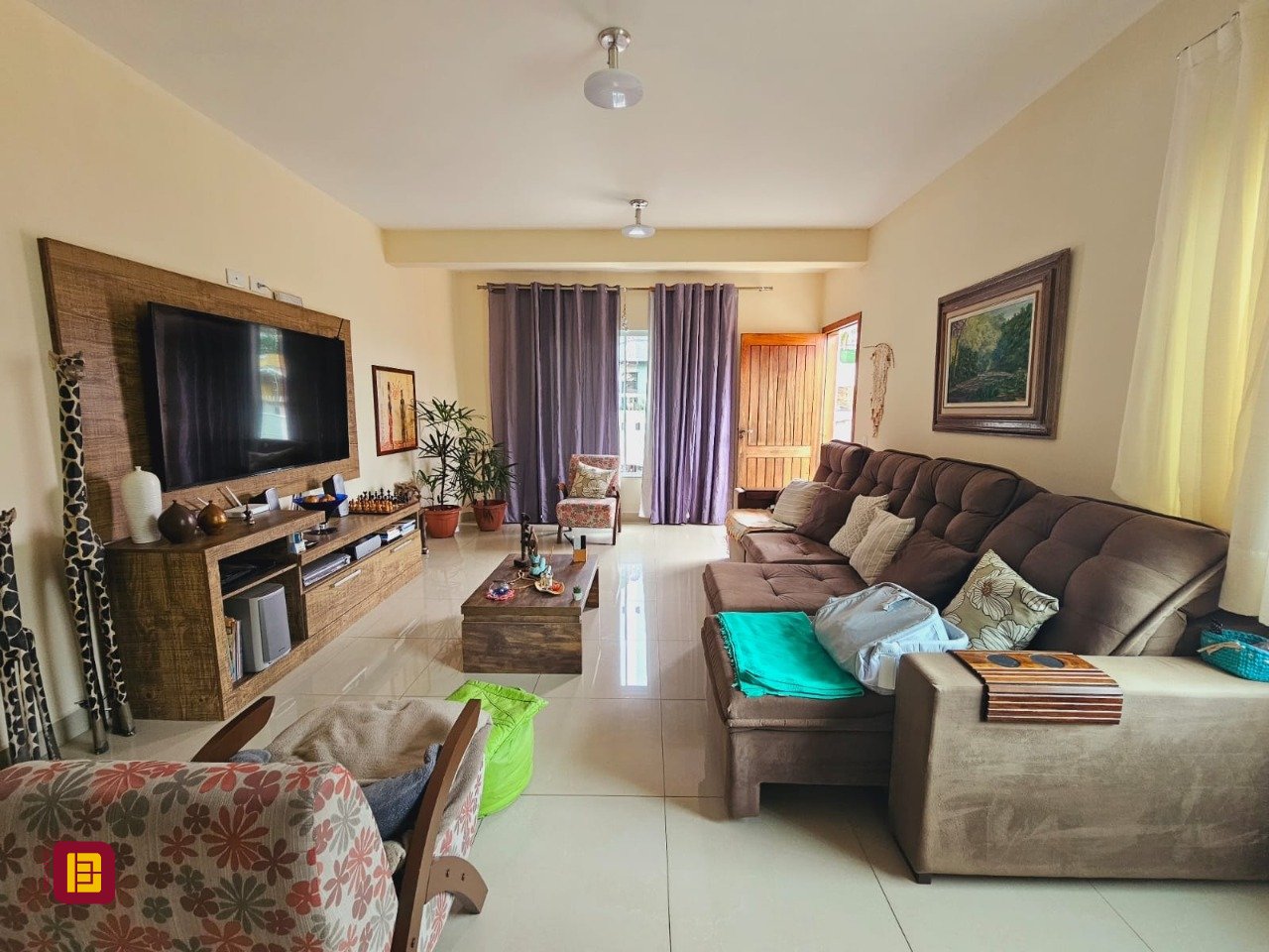 Casa com 291m², 8 quartos (sendo 4 suítes), 3 garagens, no bairro Trindade em Florianópolis