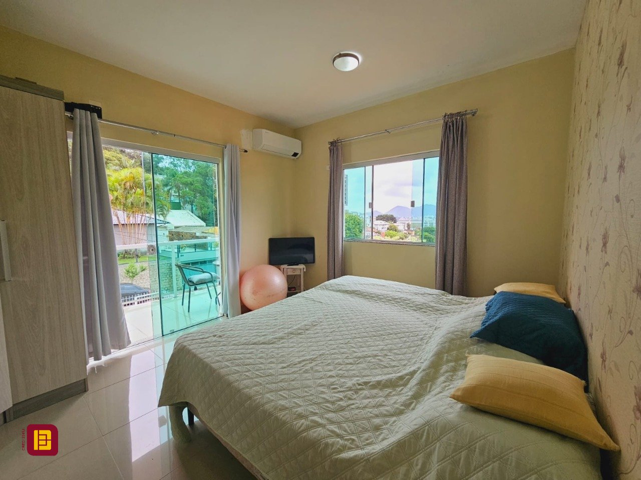 Casa com 291m², 8 quartos (sendo 4 suítes), 3 garagens, no bairro Trindade em Florianópolis