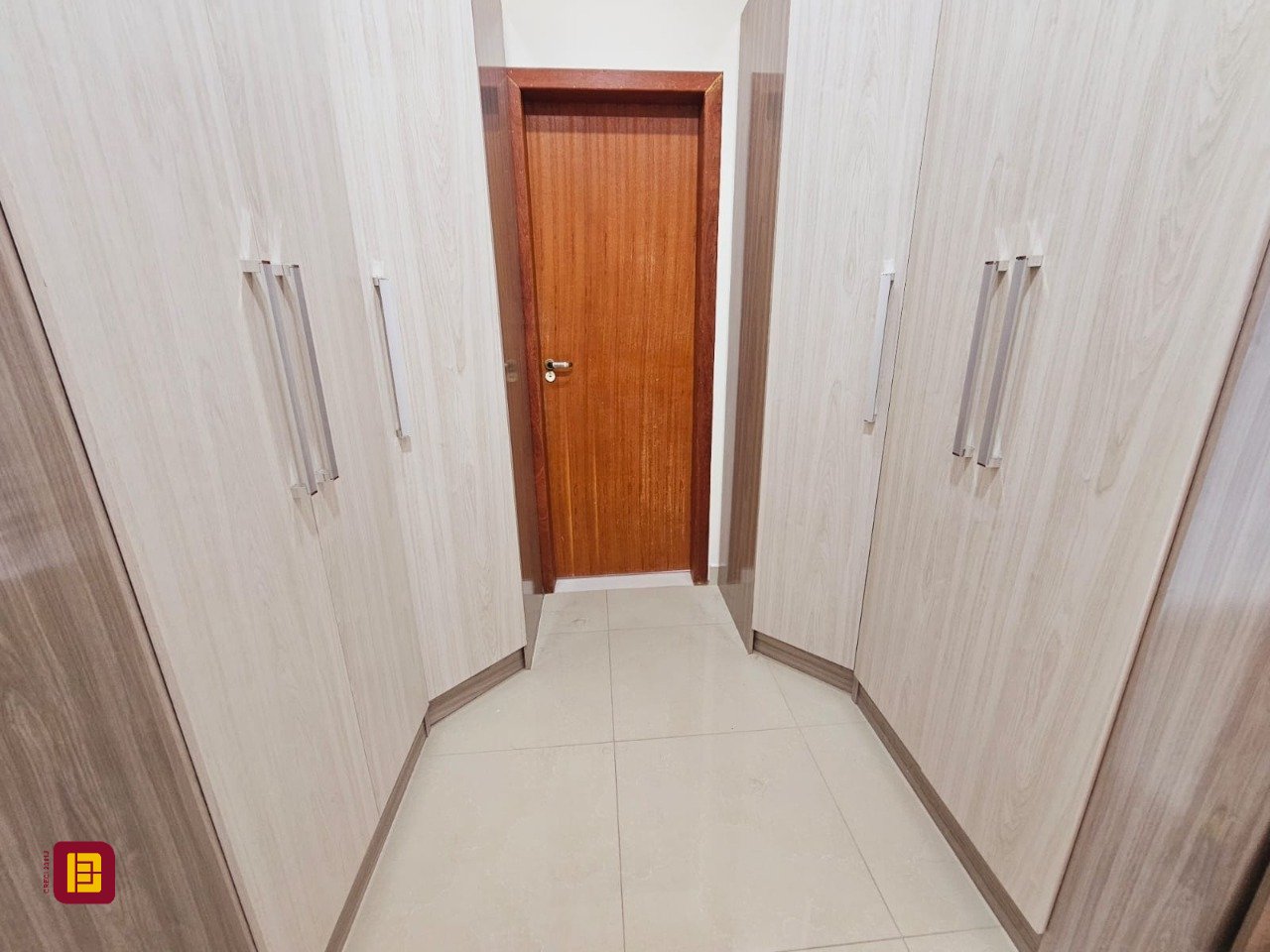 Casa com 291m², 8 quartos (sendo 4 suítes), 3 garagens, no bairro Trindade em Florianópolis