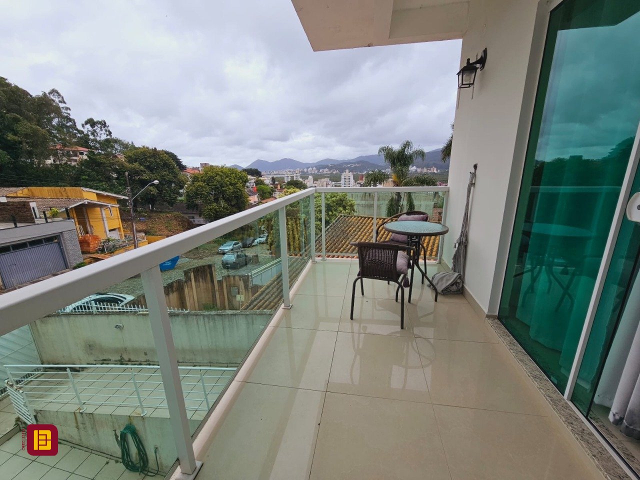 Casa com 291m², 8 quartos (sendo 4 suítes), 3 garagens, no bairro Trindade em Florianópolis