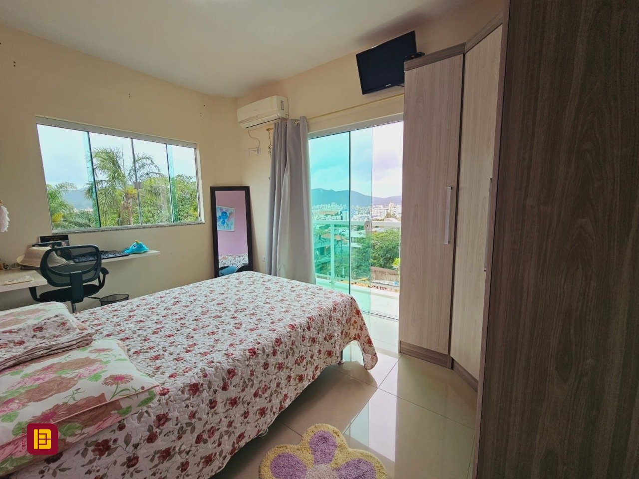 Casa com 291m², 8 quartos (sendo 4 suítes), 3 garagens, no bairro Trindade em Florianópolis