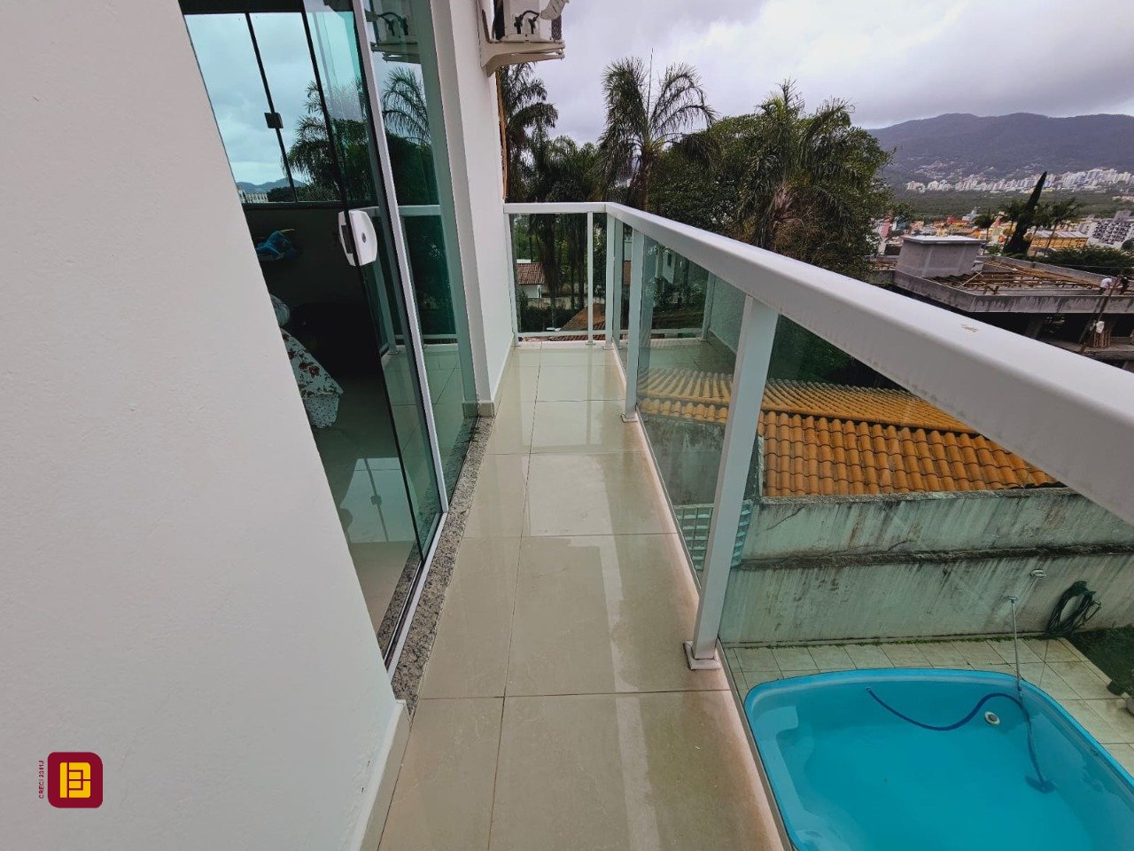 Casa com 291m², 8 quartos (sendo 4 suítes), 3 garagens, no bairro Trindade em Florianópolis