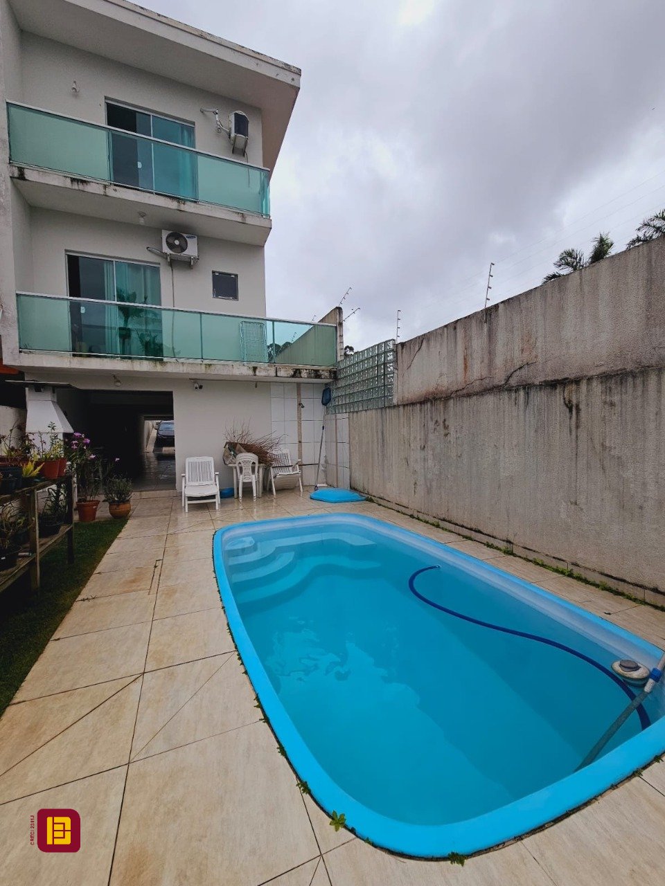 Casa com 291m², 8 quartos (sendo 4 suítes), 3 garagens, no bairro Trindade em Florianópolis