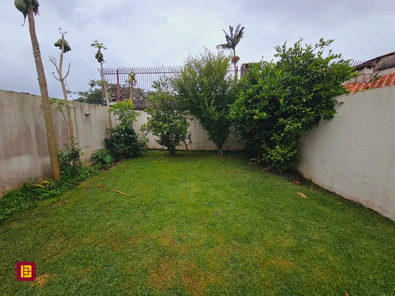 Casa com 291m², 8 quartos (sendo 4 suítes), 3 garagens, no bairro Trindade em Florianópolis