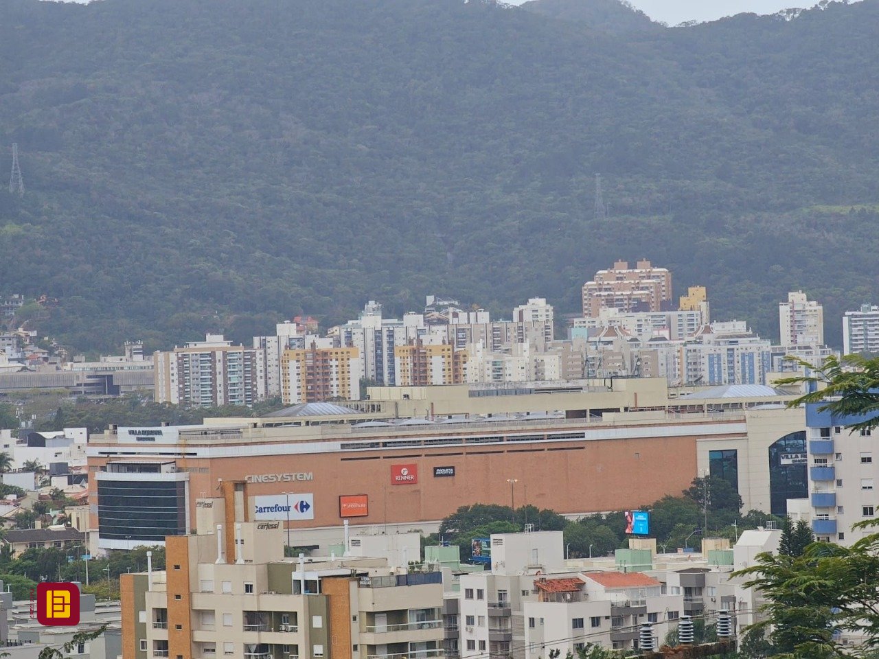 Casa com 291m², 8 quartos (sendo 4 suítes), 3 garagens, no bairro Trindade em Florianópolis