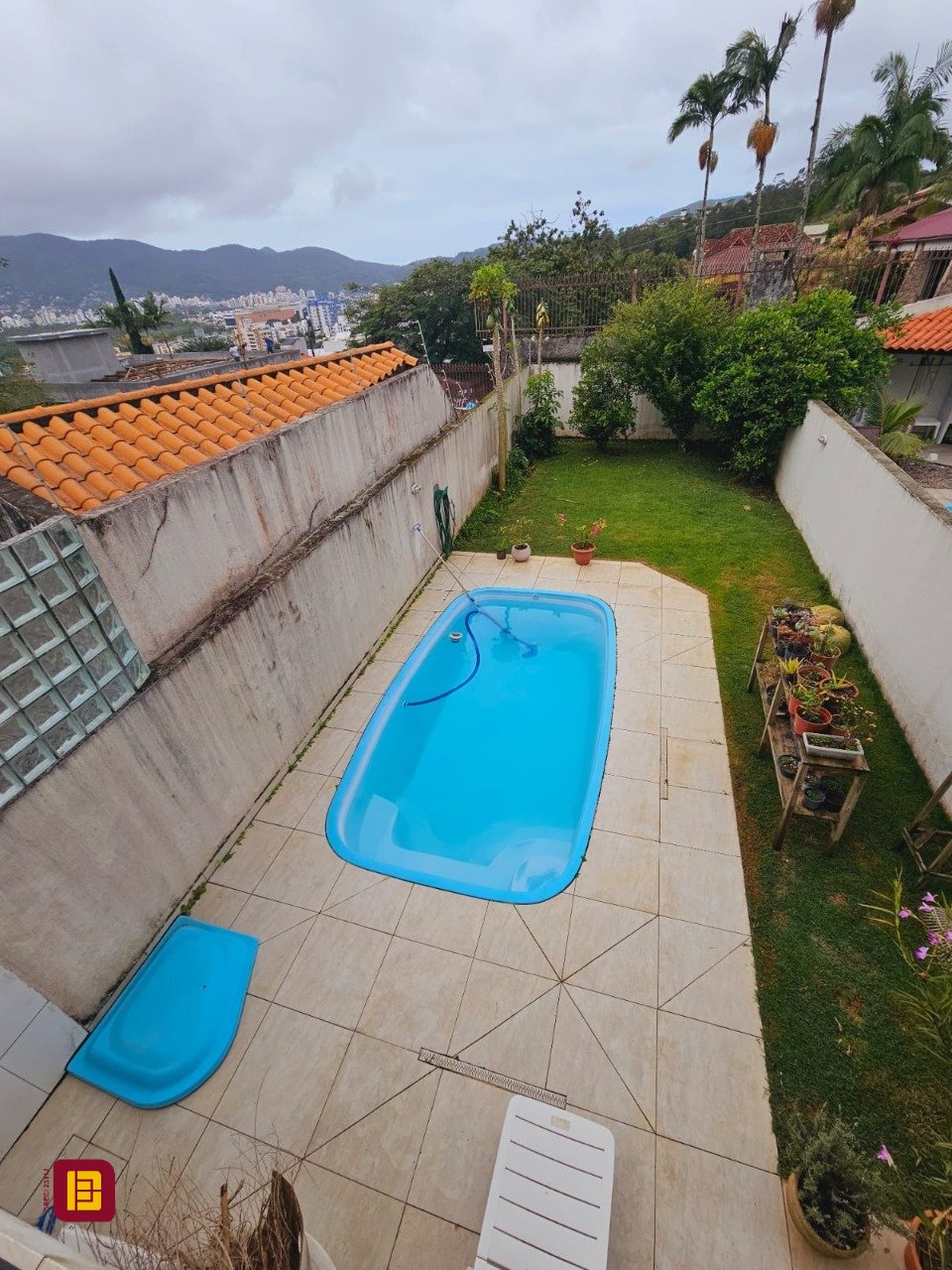 Casa com 291m², 8 quartos (sendo 4 suítes), 3 garagens, no bairro Trindade em Florianópolis