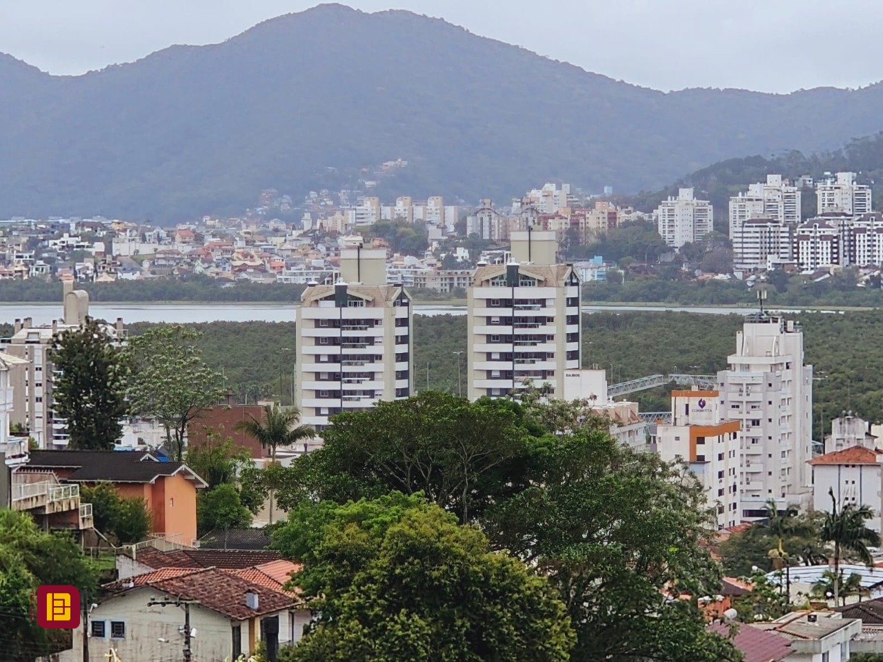 Casa com 291m², 8 quartos (sendo 4 suítes), 3 garagens, no bairro Trindade em Florianópolis