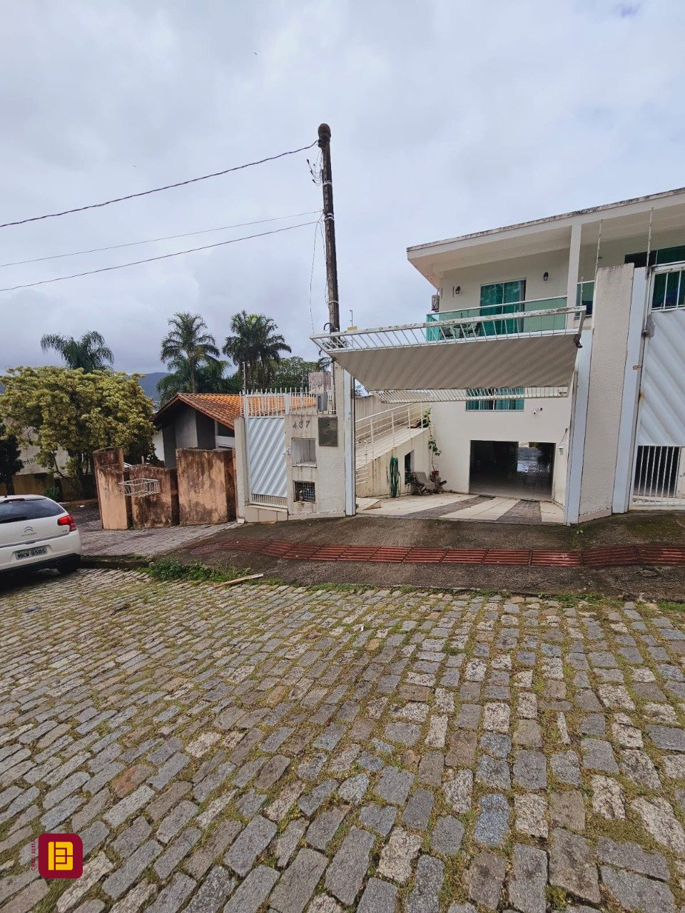 Casa com 291m², 8 quartos (sendo 4 suítes), 3 garagens, no bairro Trindade em Florianópolis