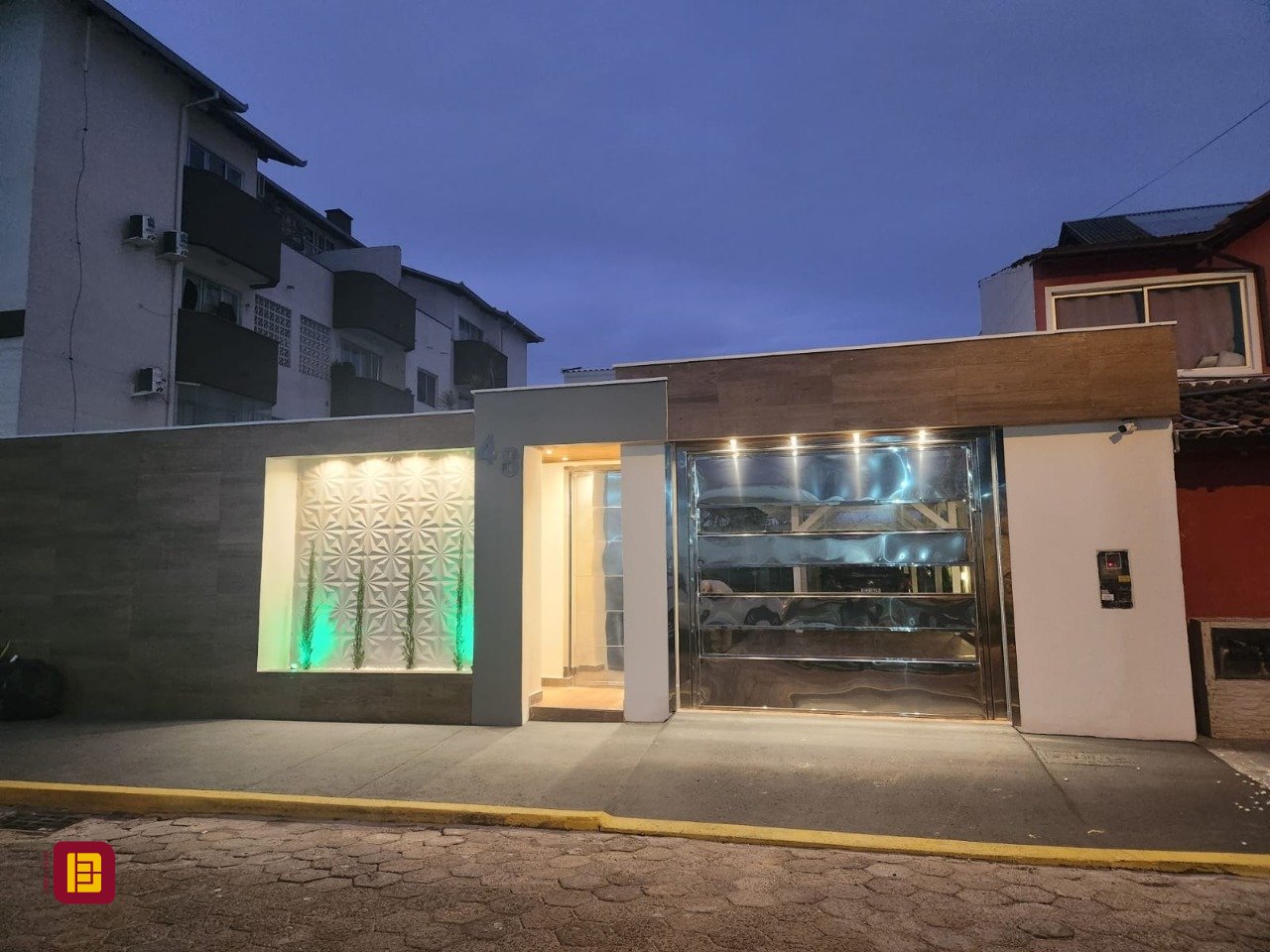 Casa com 278m², 4 quartos (sendo 1 suíte), 3 garagens, no bairro Canasvieiras em Florianópolis