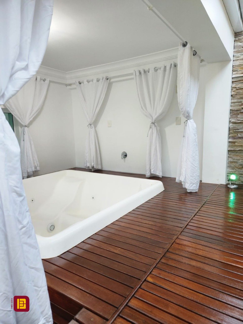 Casa com 278m², 4 quartos (sendo 1 suíte), 3 garagens, no bairro Canasvieiras em Florianópolis