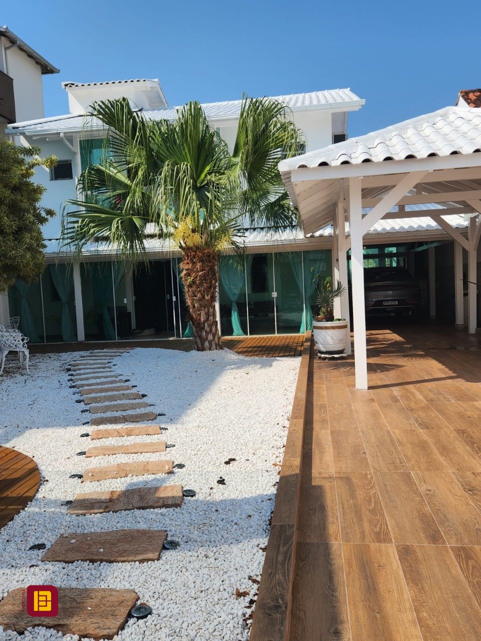 Casa com 278m², 4 quartos (sendo 1 suíte), 3 garagens, no bairro Canasvieiras em Florianópolis