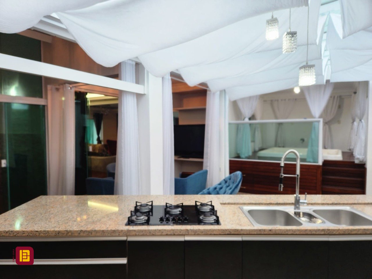 Casa com 278m², 4 quartos (sendo 1 suíte), 3 garagens, no bairro Canasvieiras em Florianópolis