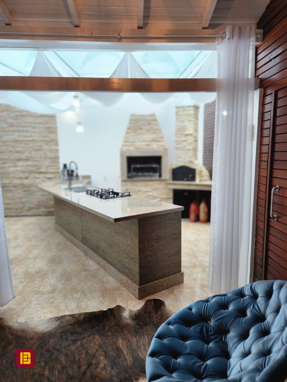 Casa com 278m², 4 quartos (sendo 1 suíte), 3 garagens, no bairro Canasvieiras em Florianópolis