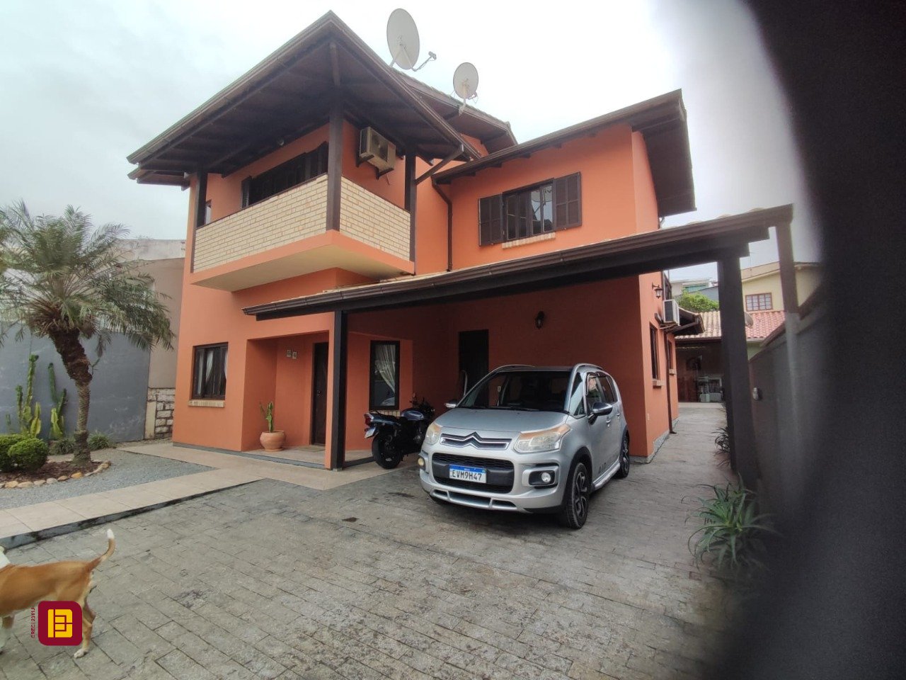 Casa com 143m², 4 quartos (sendo 1 suíte), 2 garagens, no bairro Centro em São José