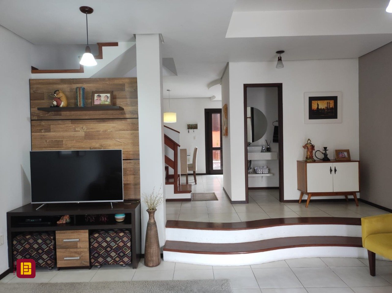Casa com 143m², 4 quartos (sendo 1 suíte), 2 garagens, no bairro Centro em São José
