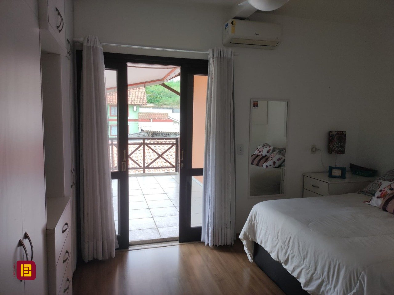 Casa com 143m², 4 quartos (sendo 1 suíte), 2 garagens, no bairro Centro em São José