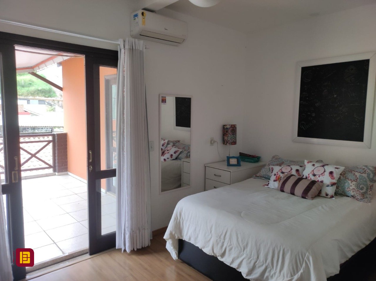 Casa com 143m², 4 quartos (sendo 1 suíte), 2 garagens, no bairro Centro em São José