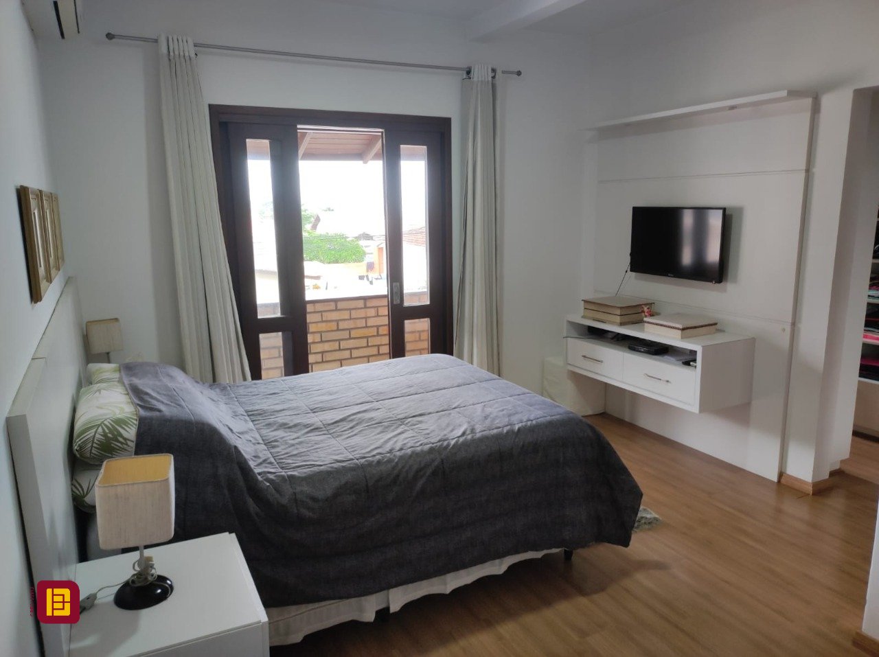 Casa com 143m², 4 quartos (sendo 1 suíte), 2 garagens, no bairro Centro em São José