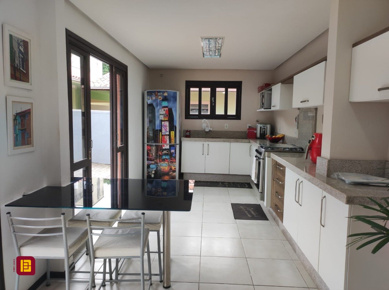 Casa com 143m², 4 quartos (sendo 1 suíte), 2 garagens, no bairro Centro em São José