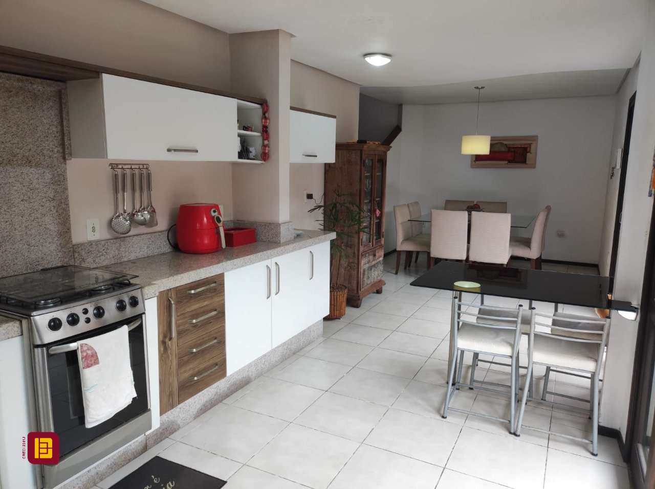 Casa com 143m², 4 quartos (sendo 1 suíte), 2 garagens, no bairro Centro em São José