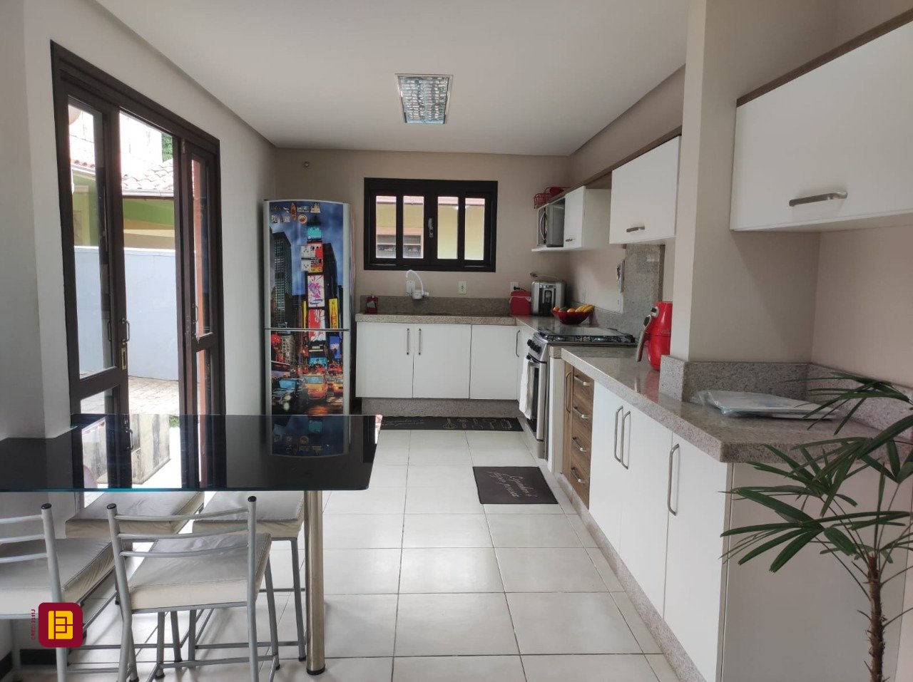 Casa com 143m², 4 quartos (sendo 1 suíte), 2 garagens, no bairro Centro em São José