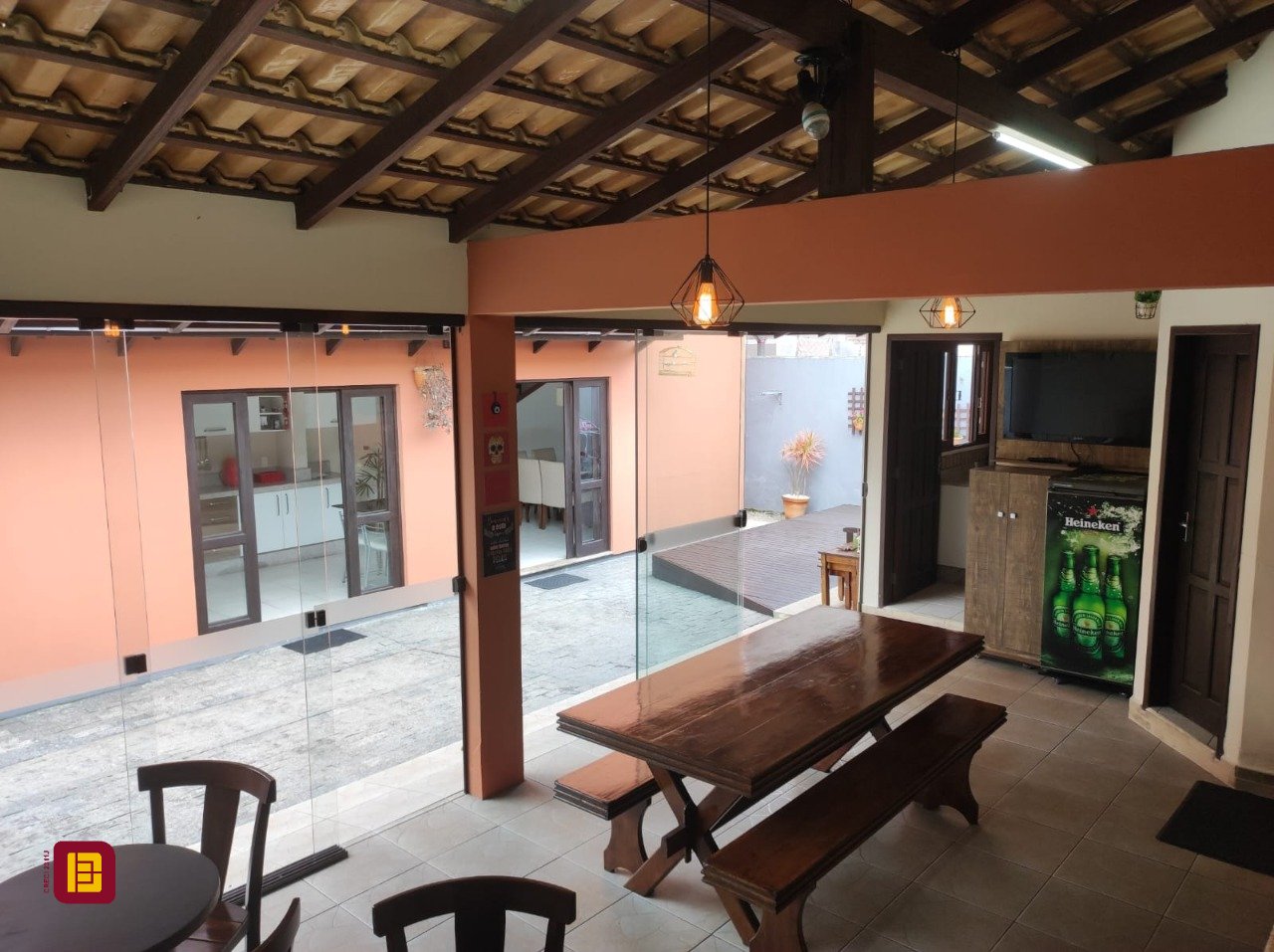 Casa com 143m², 4 quartos (sendo 1 suíte), 2 garagens, no bairro Centro em São José