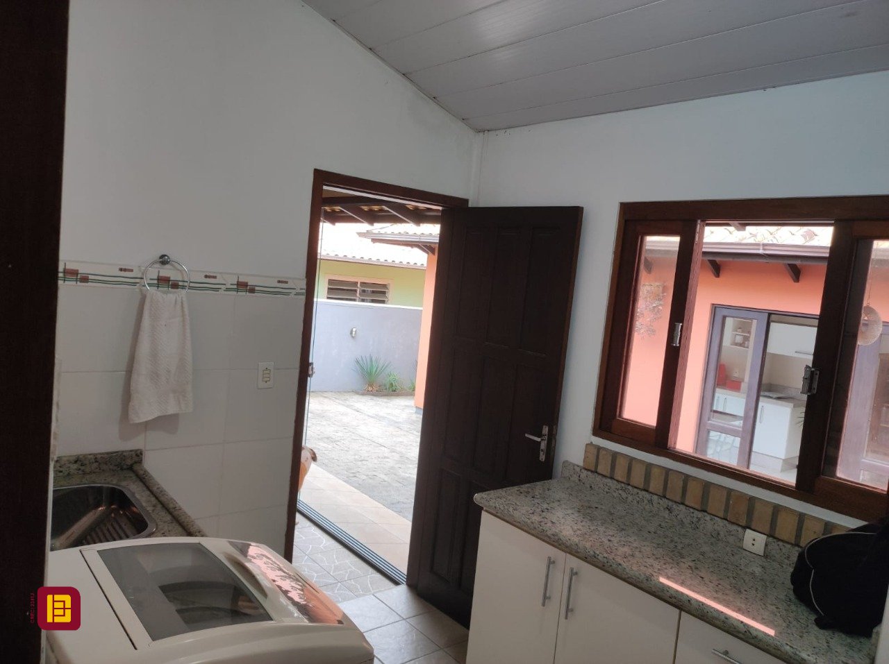 Casa com 143m², 4 quartos (sendo 1 suíte), 2 garagens, no bairro Centro em São José