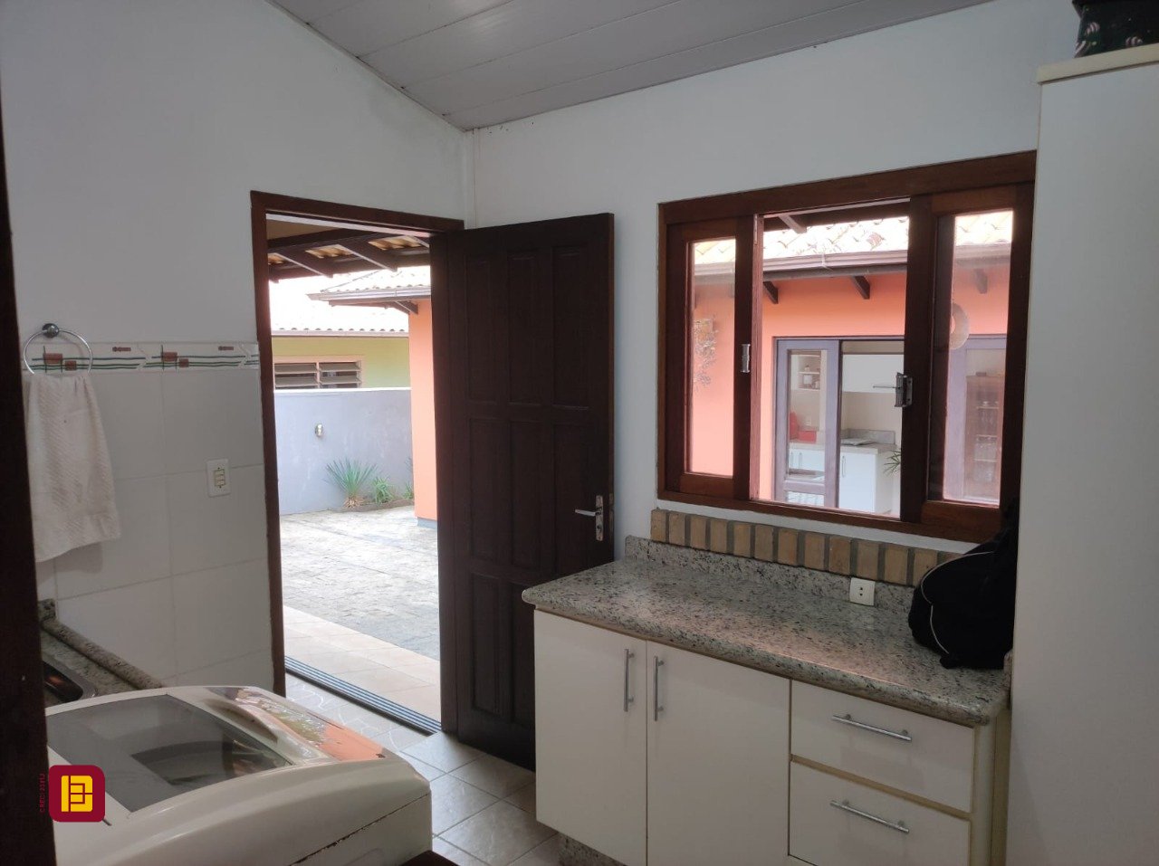 Casa com 143m², 4 quartos (sendo 1 suíte), 2 garagens, no bairro Centro em São José