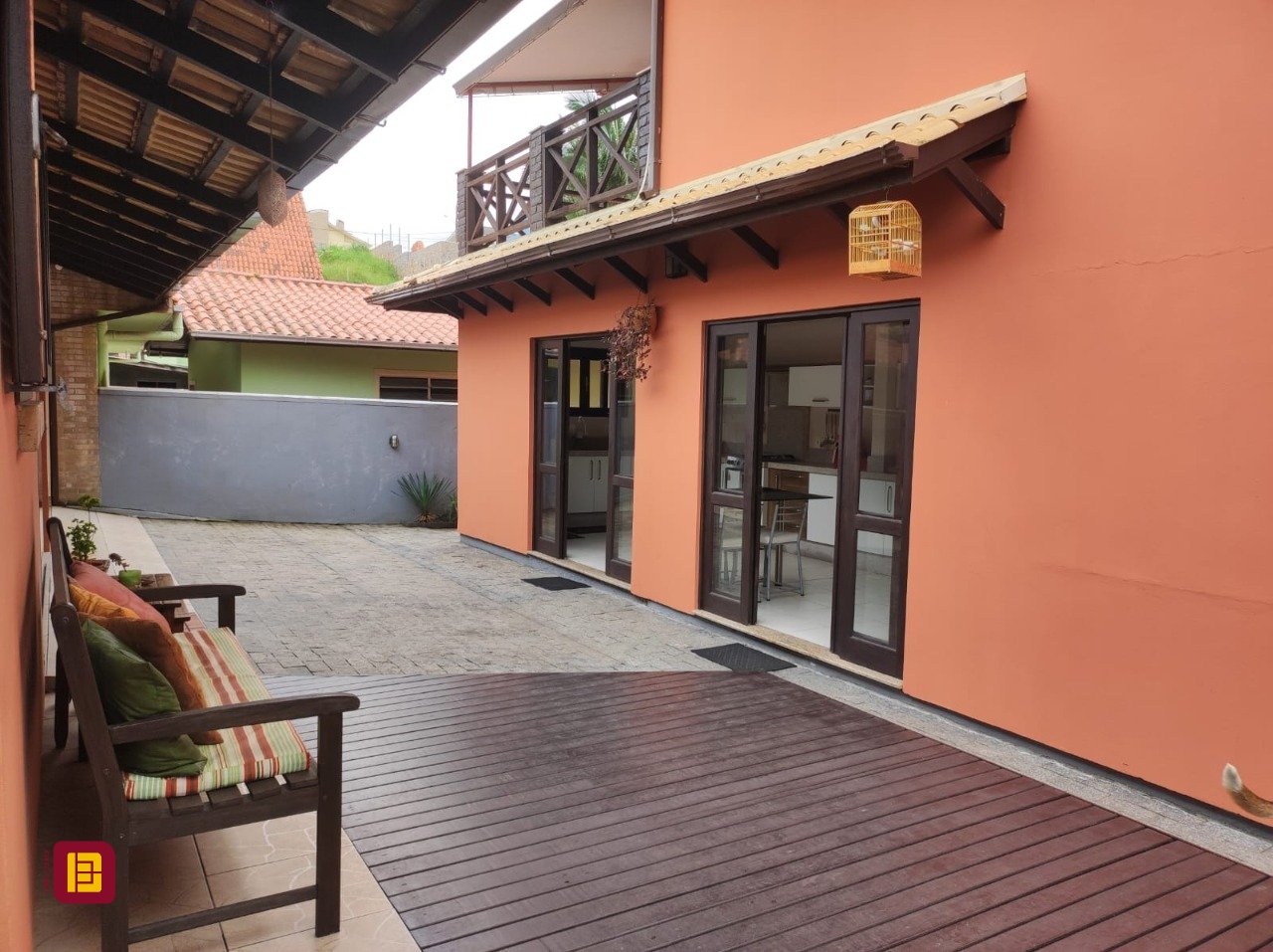 Casa com 143m², 4 quartos (sendo 1 suíte), 2 garagens, no bairro Centro em São José