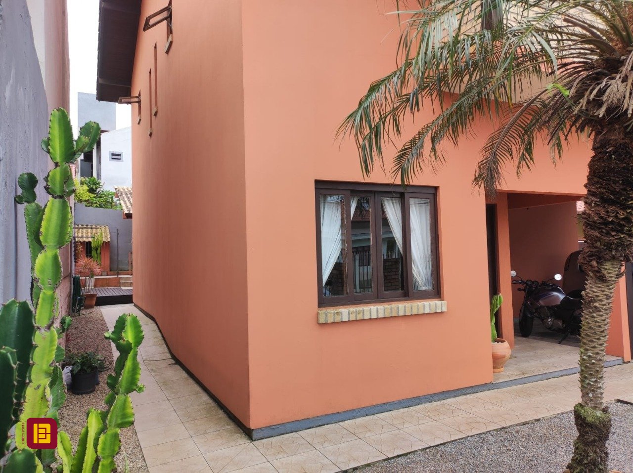 Casa com 143m², 4 quartos (sendo 1 suíte), 2 garagens, no bairro Centro em São José