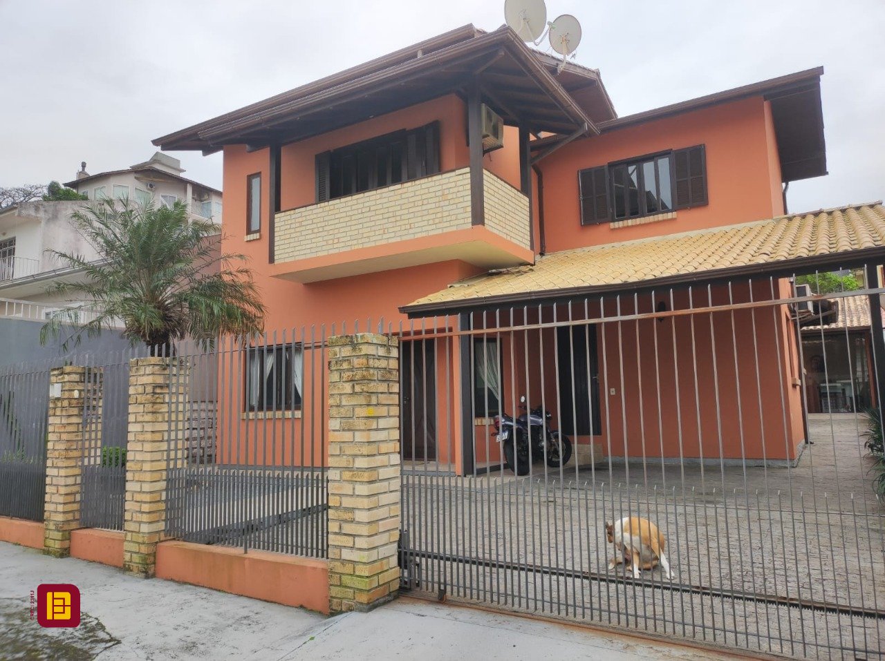 Casa com 143m², 4 quartos (sendo 1 suíte), 2 garagens, no bairro Centro em São José