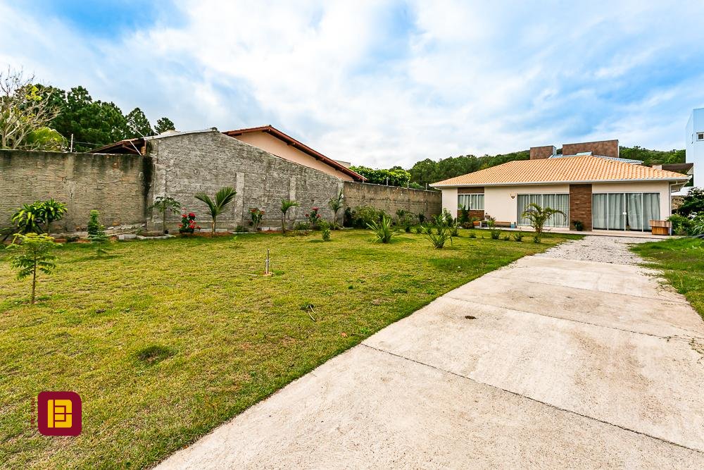Casa com 106m², 4 quartos (sendo 2 suítes), 5 garagens, no bairro Campeche em Florianópolis