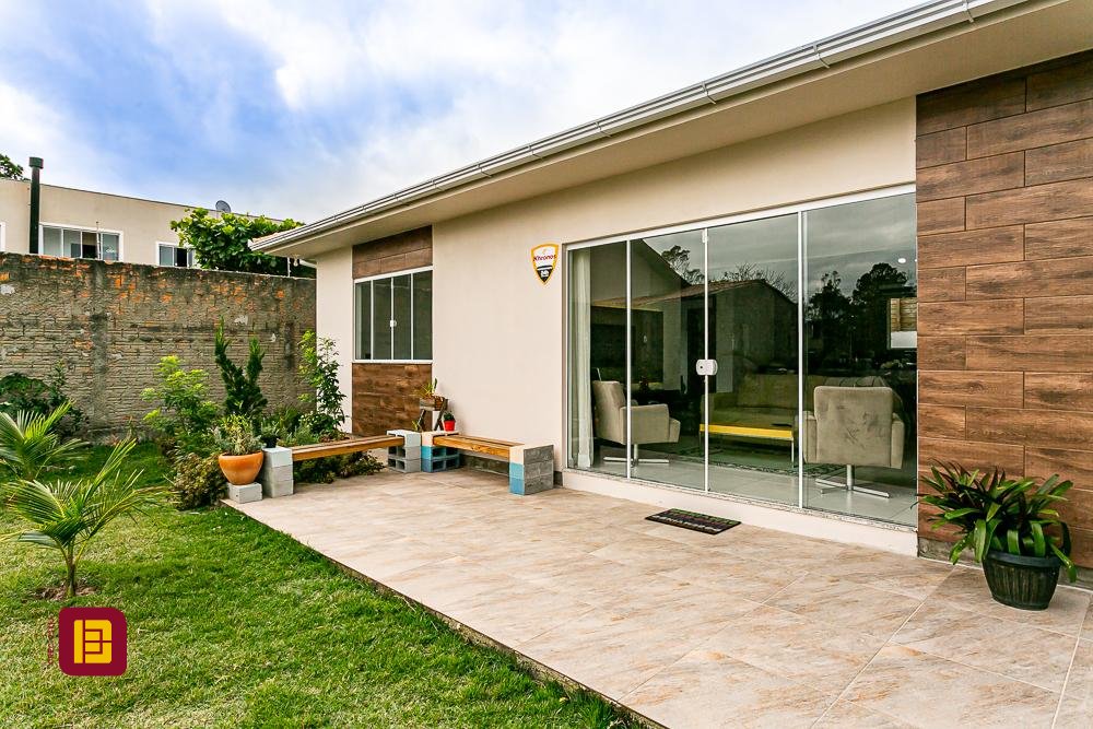 Casa com 106m², 4 quartos (sendo 2 suítes), 5 garagens, no bairro Campeche em Florianópolis