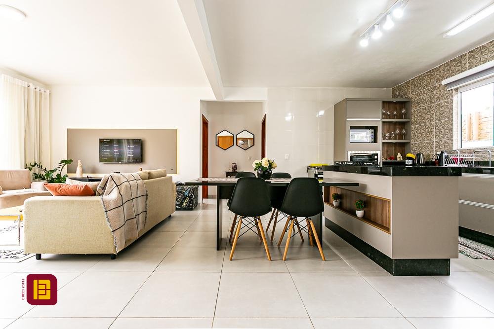 Casa com 106m², 4 quartos (sendo 2 suítes), 5 garagens, no bairro Campeche em Florianópolis