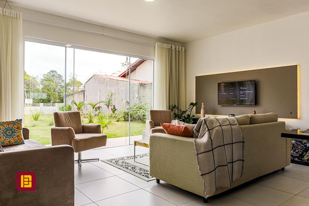 Casa com 106m², 4 quartos (sendo 2 suítes), 5 garagens, no bairro Campeche em Florianópolis
