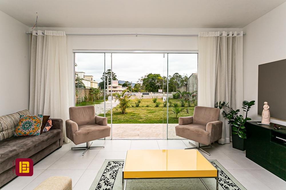 Casa com 106m², 4 quartos (sendo 2 suítes), 5 garagens, no bairro Campeche em Florianópolis