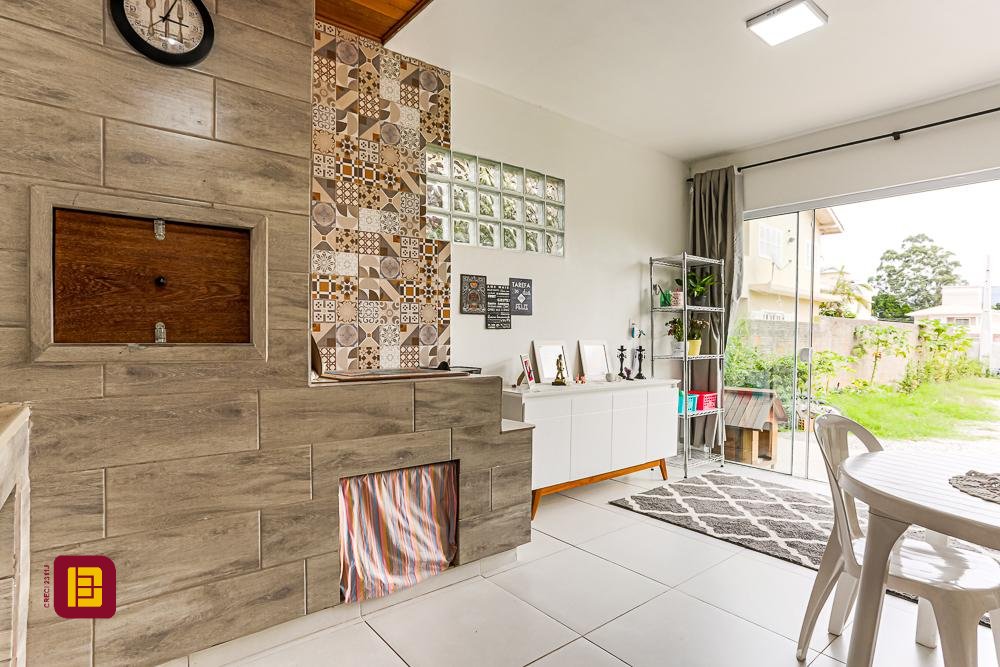 Casa com 106m², 4 quartos (sendo 2 suítes), 5 garagens, no bairro Campeche em Florianópolis