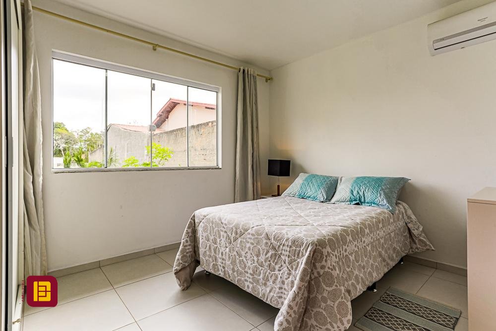 Casa com 106m², 4 quartos (sendo 2 suítes), 5 garagens, no bairro Campeche em Florianópolis